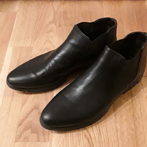 Very good condition- black leather slip  on shoes - Picture 2 of 4